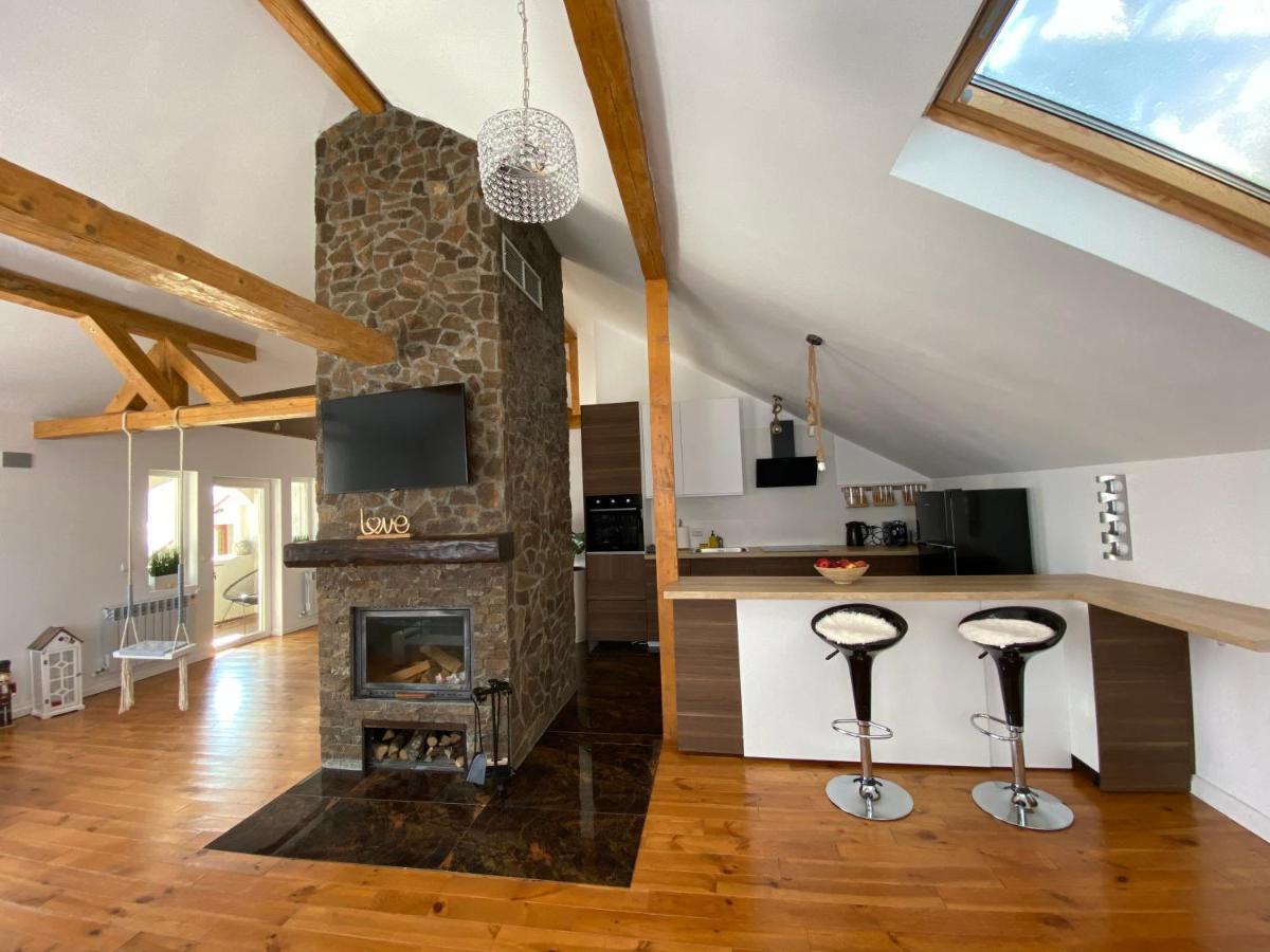 Attic 33 Leilighet Câmpulung Moldovenesc Eksteriør bilde
